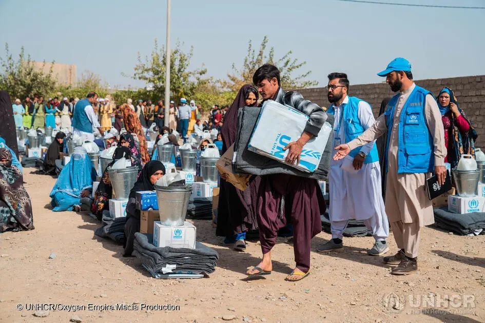 联合国难民署同事正在分发物资
© UNHCR/Oxygen Empire Media Production